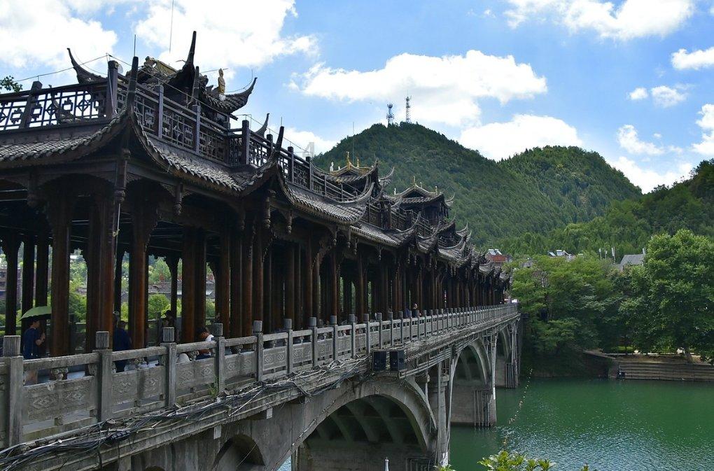 逃出昏暗的地下室